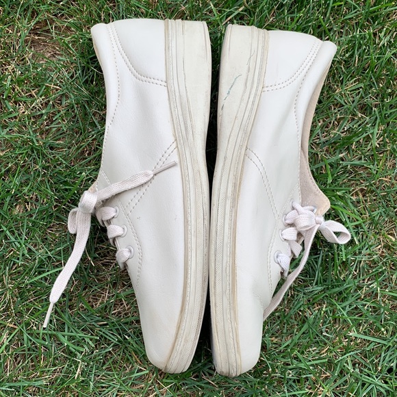 Woman’s tie shoes - Picture 4 of 10